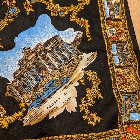 Rome themed scarf - Picture 5 of 8
